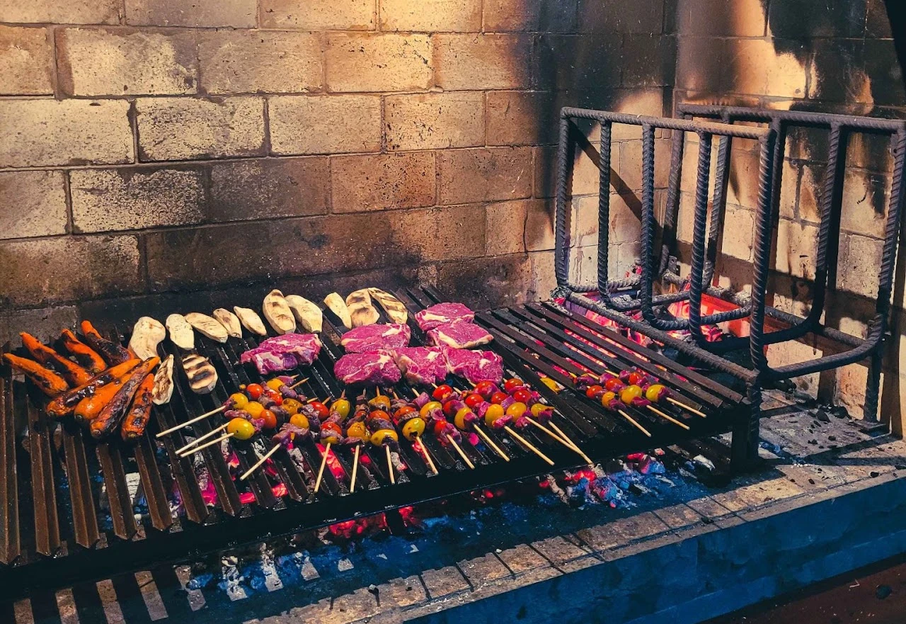 Dispomos de parrilla uruguaia em nossa área externa