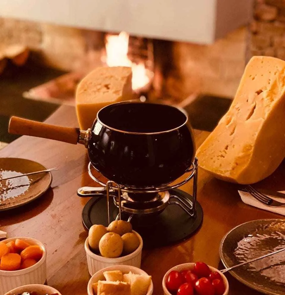 Fondue de queijo com acompanhamentos no Vers La Lune